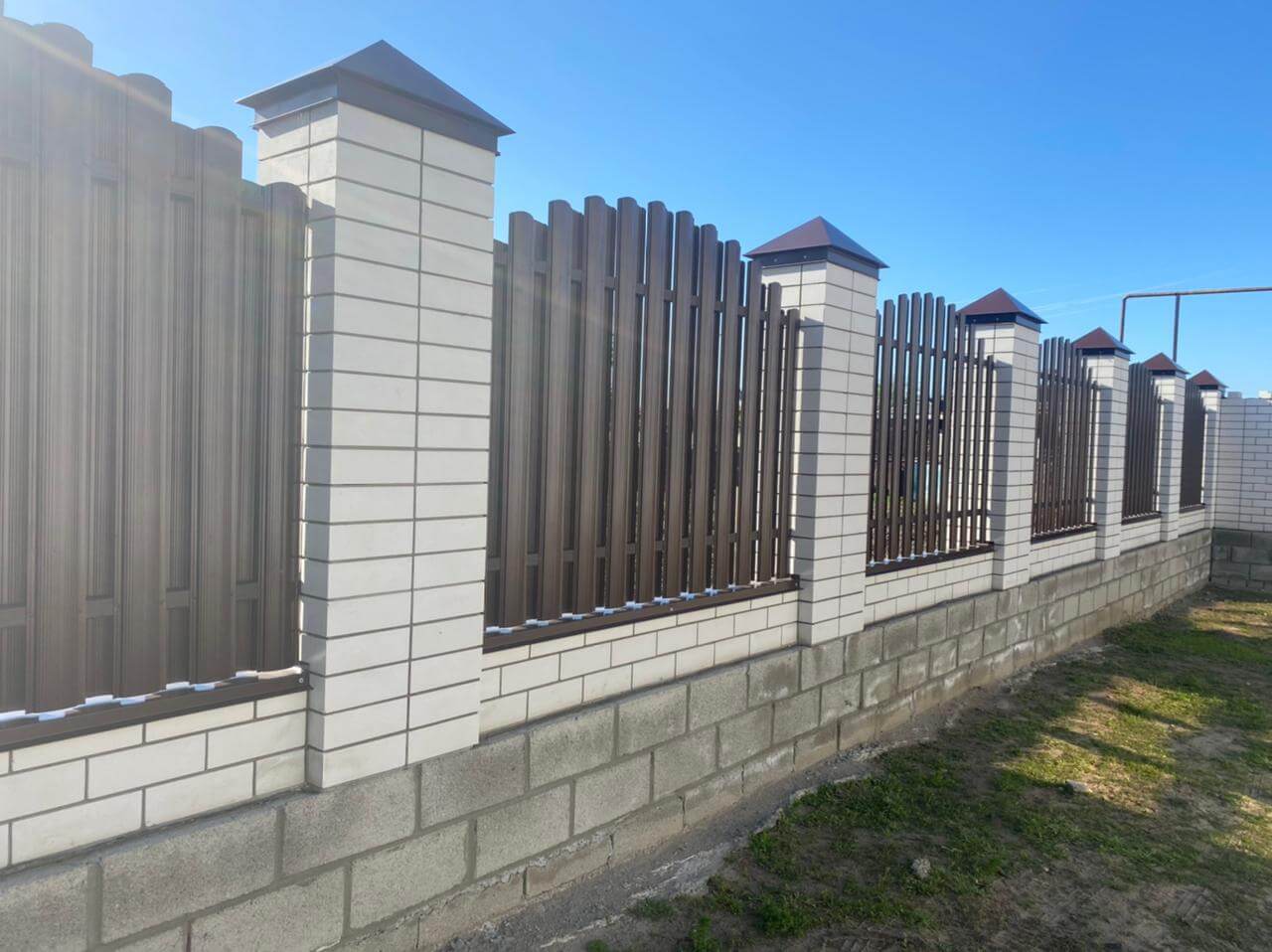 zabor-iz-shtaketnika-ral8017-shokolad-foto1 в Туркестане