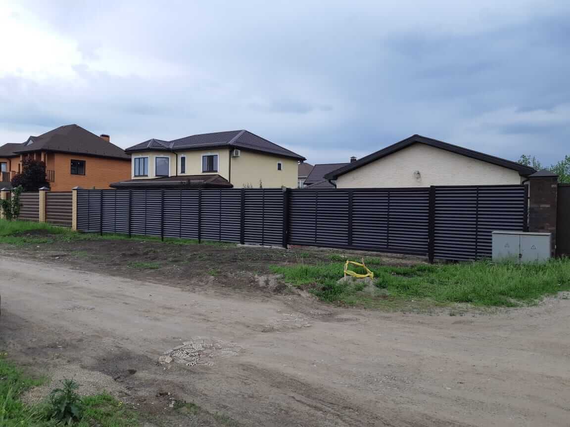zabor-zhalyuzi-ral8019-temnyy-shokolad-foto1 в Туркестане
