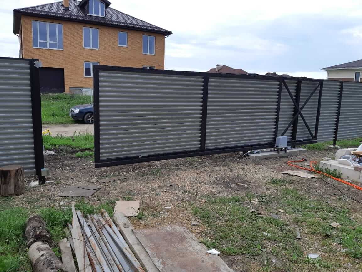 zabor-zhalyuzi-ral8019-temnyy-shokolad-foto4 в Туркестане