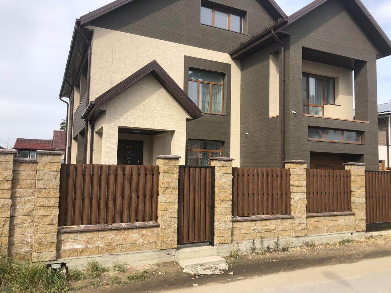 забор из штакетника каштан двухсторонний фото1 в Туркестане