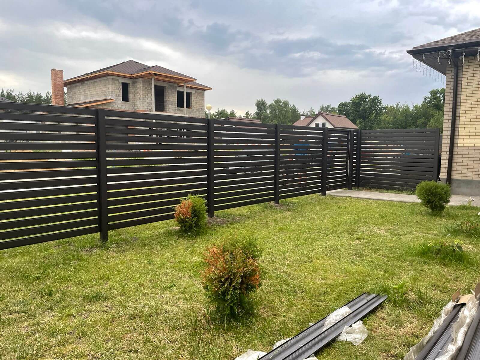 Забор из металлического планкена RAL8019 МАТТЕ фото2 в Туркестане