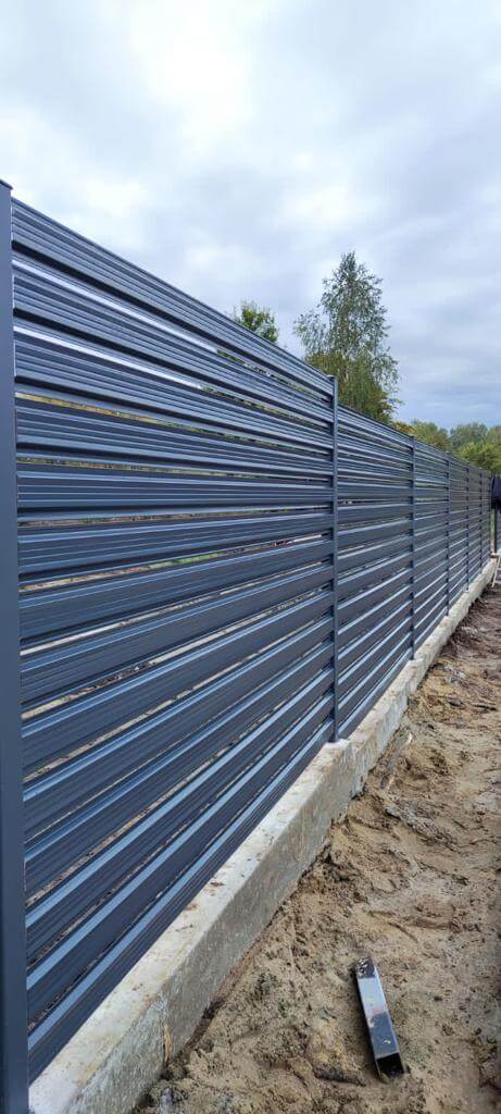 забор из штакетника ral7024/7024 серый графит двусторонний фото10 в Туркестане