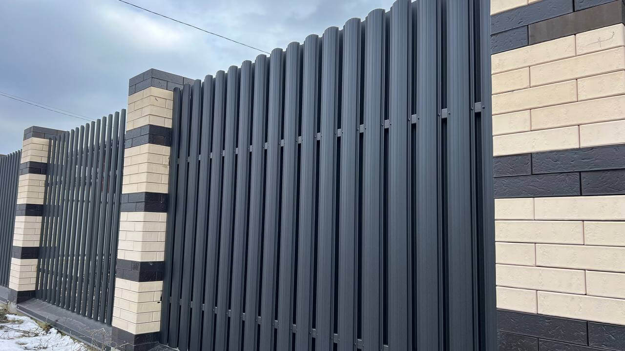 Забор из металлического штакетника RAL9005 Черный МАТТЕ фото 4 в Туркестане