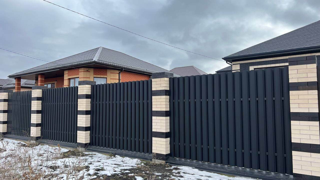 Забор из металлического штакетника RAL9005 Черный МАТТЕ в Туркестане