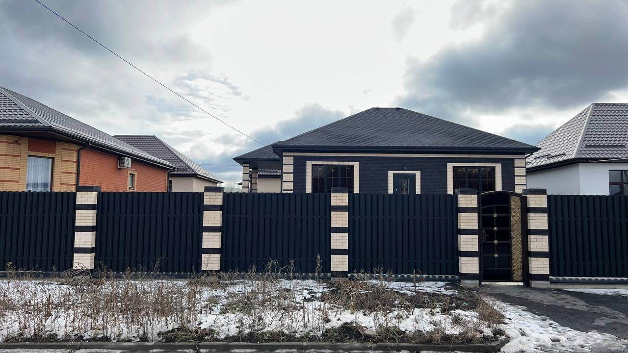 Забор из металлического штакетника RAL9005 Черный МАТТЕ фото 3 в Туркестане
