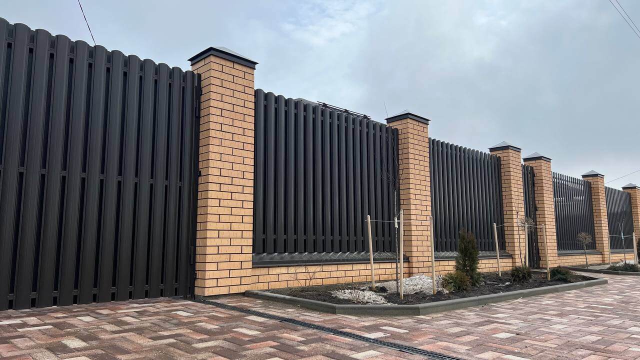 Забор из штакетника RAL8019 Темный Шоколад в Туркестане