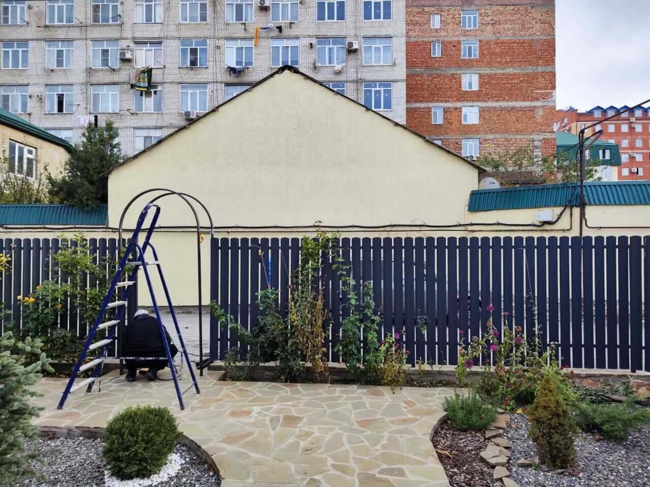 Забор из металлоштакетника RAL7024/7024 Серый Графит двусторонний матовый фото 4 в Туркестане