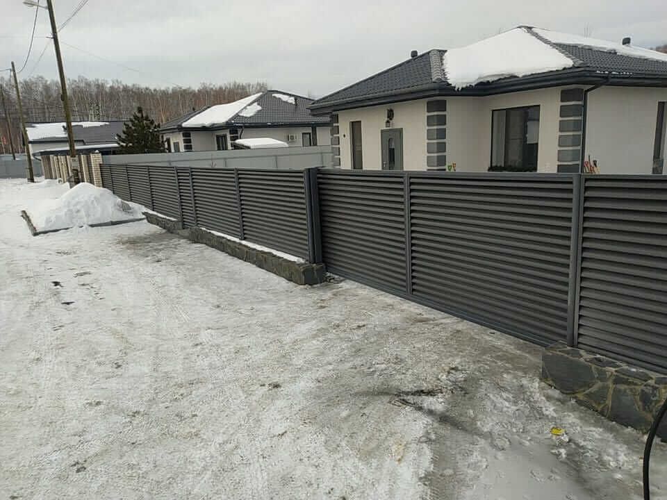 Забор-жалюзи с входной группой 26м RAL7024 Серый Графит МАТТЕ фото 1 в Туркестане