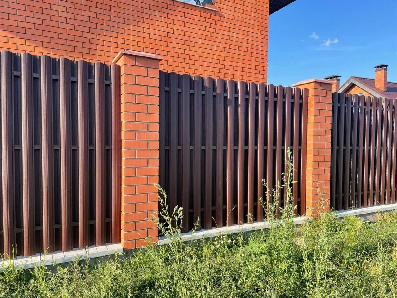 Забор из фигурного штакетника 23м RAL8017/8017 Шоколад двусторонний фото 3 в Туркестане
