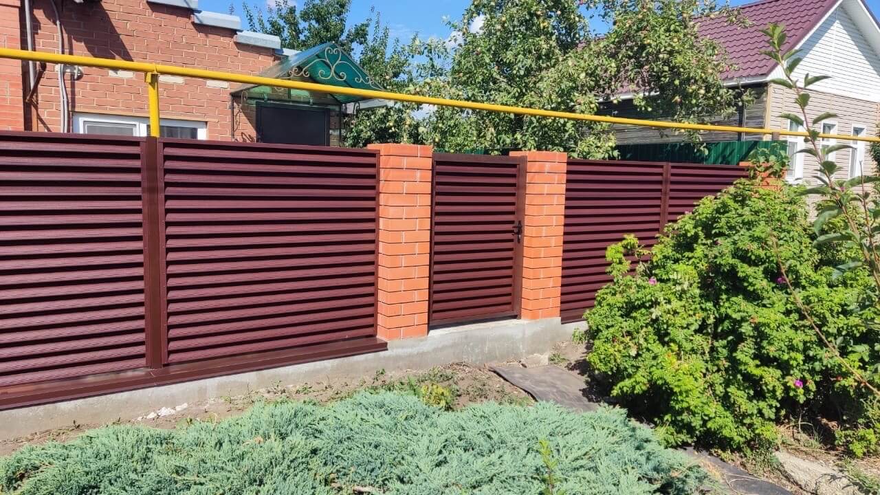 Забор-жалюзи из ламелей Еврожалюзи 20м RAL8017 Шоколад в Туркестане