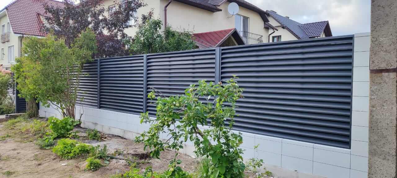 Забор-жалюзи из ламелей ЭКО-Z 17м RAL7024 Серый Графит фото 6 в Туркестане