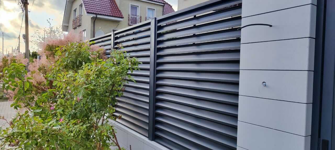 Забор-жалюзи из ламелей ЭКО-Z 17м RAL7024 Серый Графит фото 5 в Туркестане