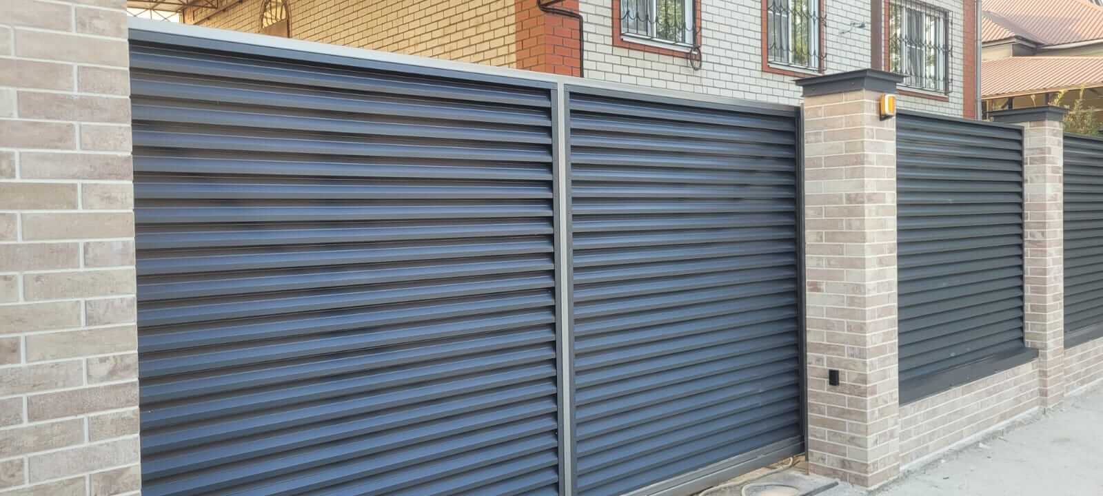 Забор-жалюзи с ламелями ЭКО-Z US усиленные 20м RAL7024/7024 Серый Графит двусторонний МАТТЕ фото 9 в Туркестане
