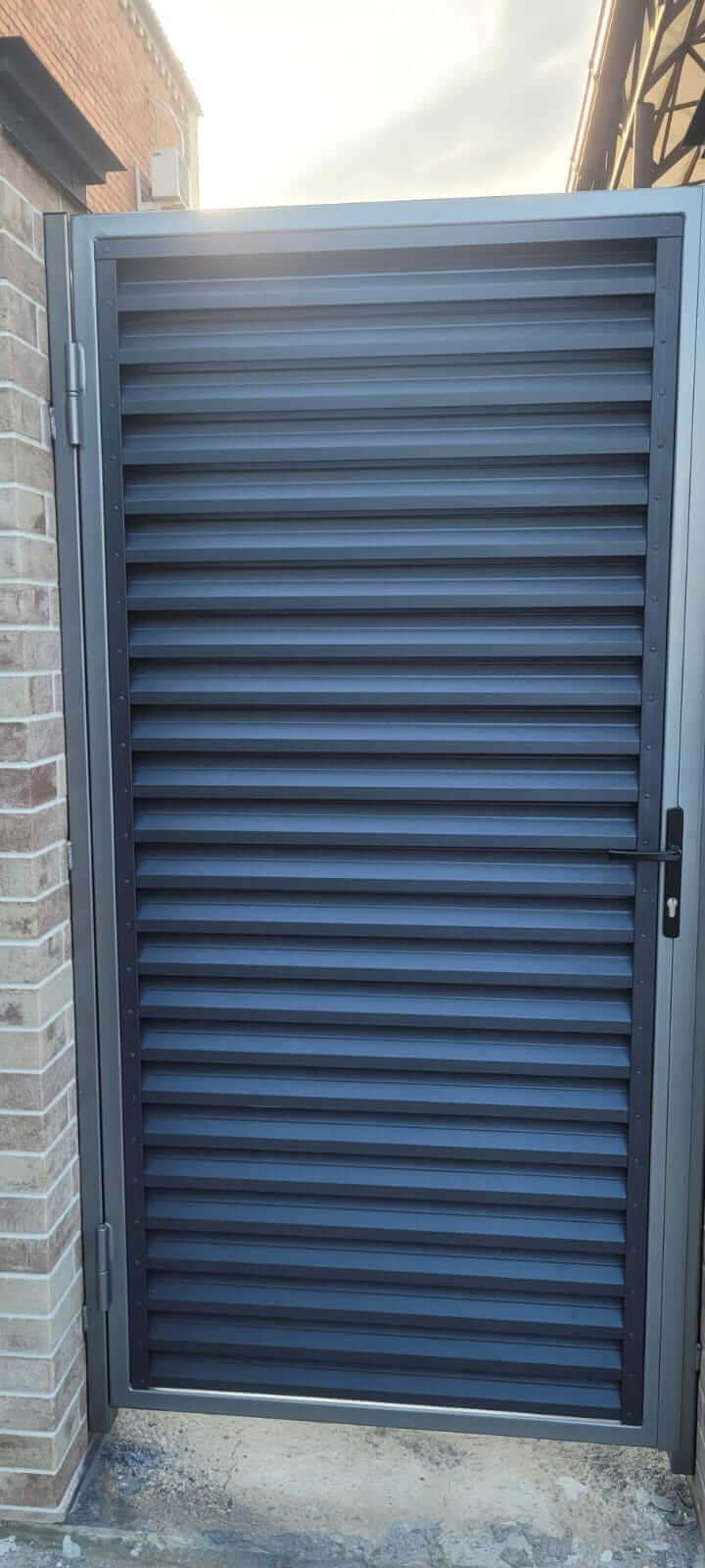 Забор-жалюзи с ламелями ЭКО-Z US усиленные 20м RAL7024/7024 Серый Графит двусторонний МАТТЕ фото 1 в Туркестане