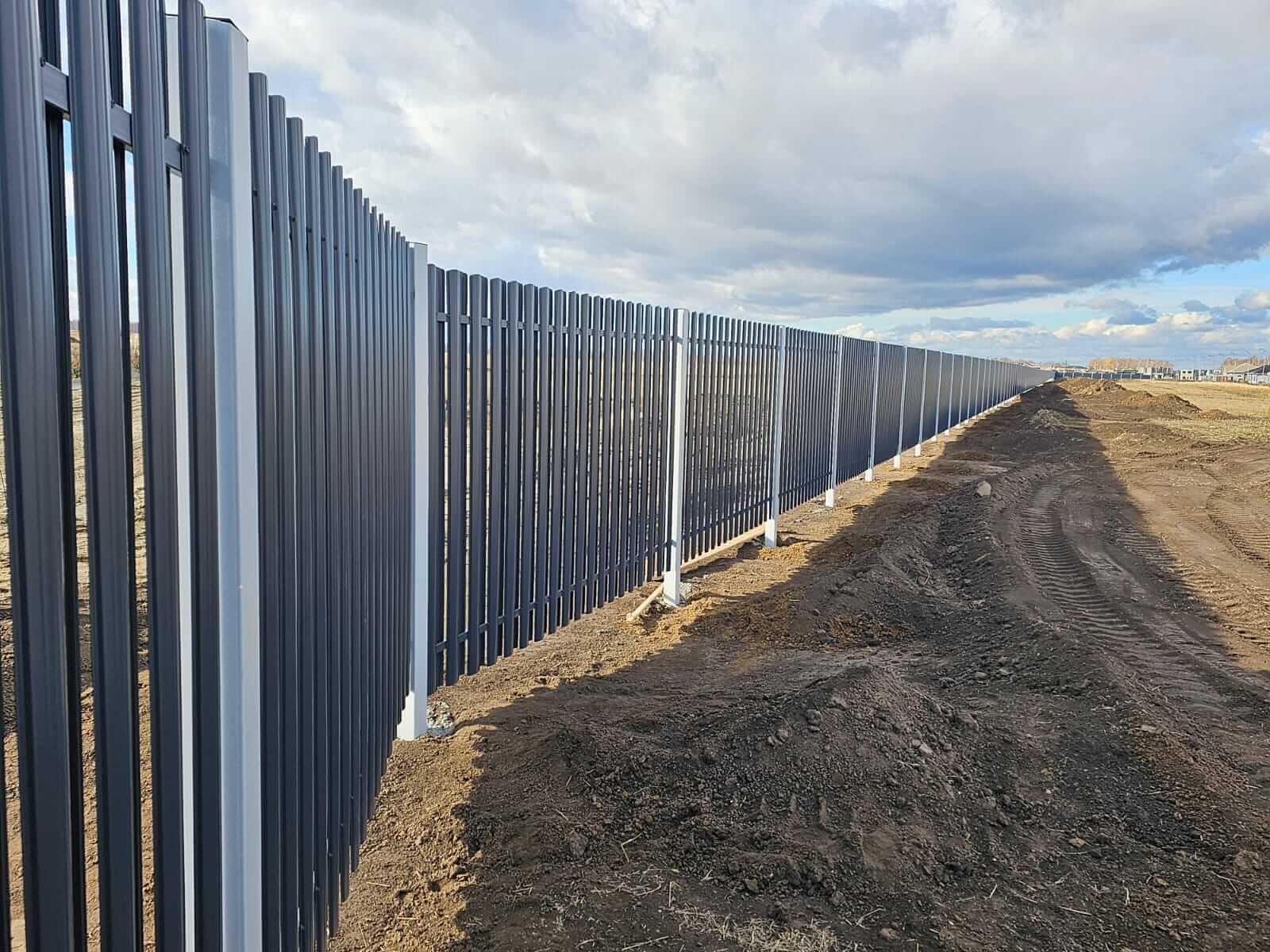Забор из евроштакетника 234м RAL7024/7024 Серый Графит двусторонний фото 4 в Туркестане