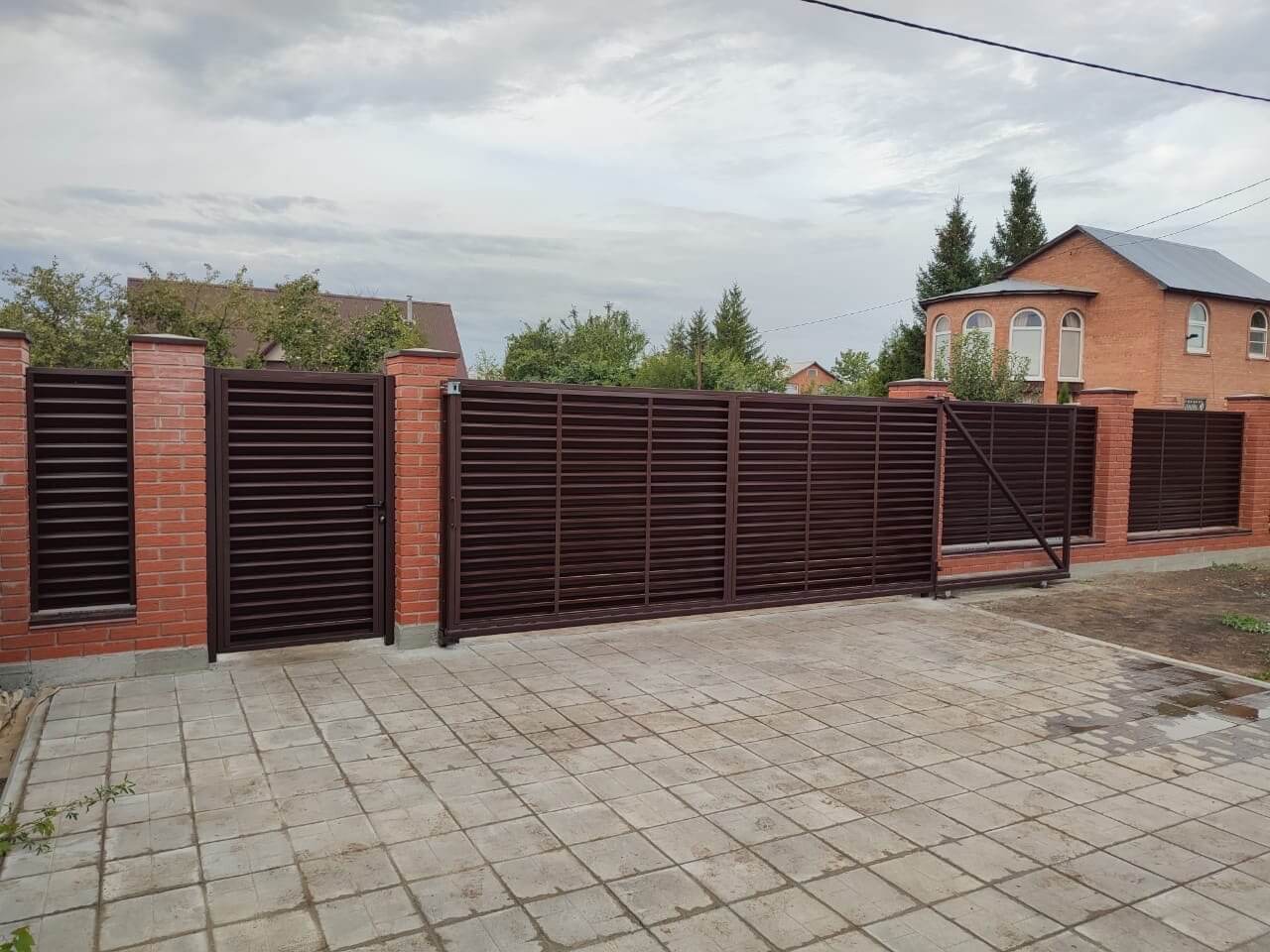 Забор из ламелей Еврожалюзи 28м RAL8017/8017 Шоколад двусторонний в Туркестане