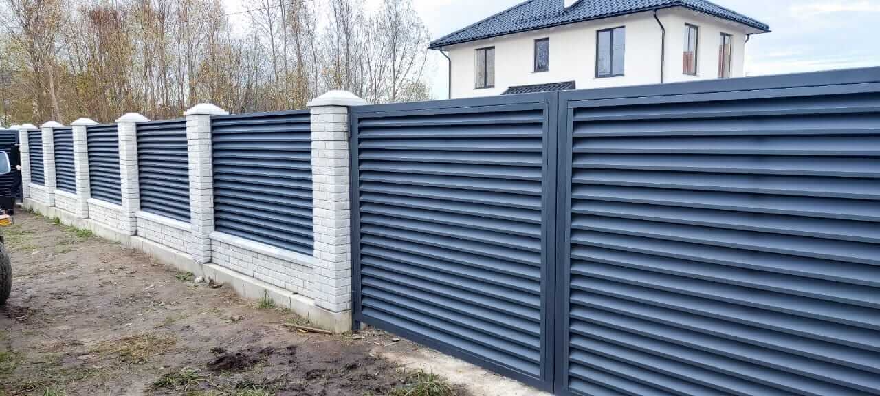 Забор-жалюзи из ламелей ЭКО-Z 32м RAL7024 Серый Графит МАТТЕ фото 5 в Туркестане
