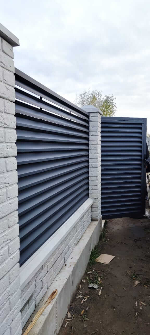 Забор-жалюзи из ламелей ЭКО-Z 32м RAL7024 Серый Графит МАТТЕ фото 4 в Туркестане