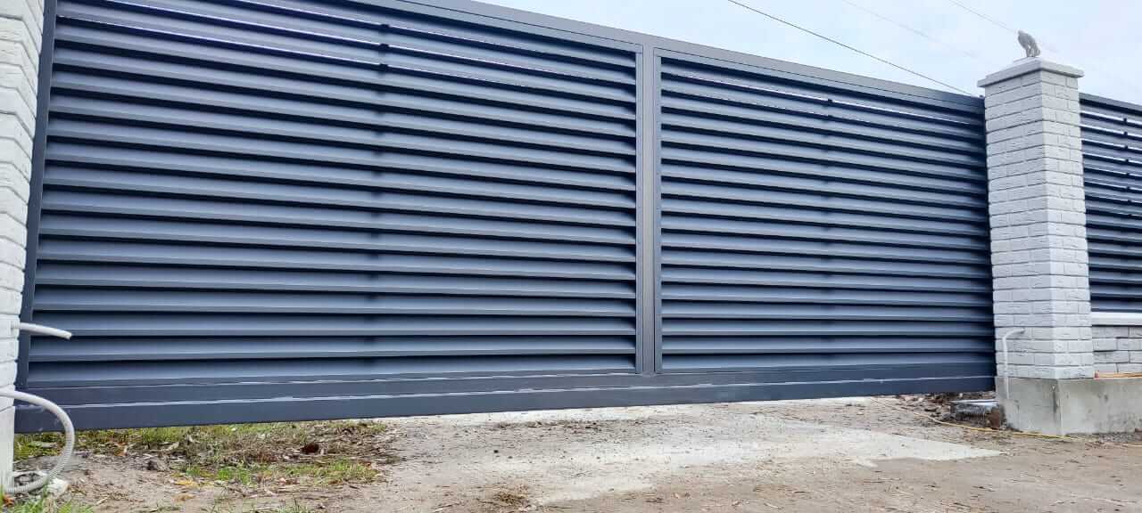 Забор-жалюзи из ламелей ЭКО-Z 32м RAL7024 Серый Графит МАТТЕ фото 3 в Туркестане
