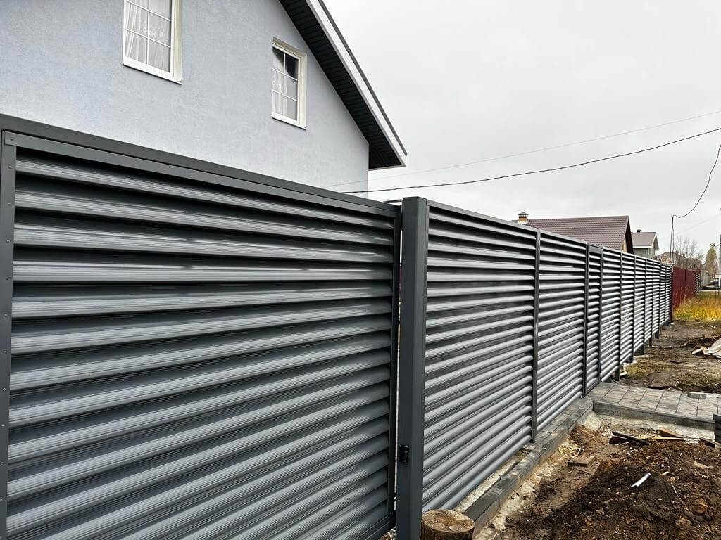 Забор-жалюзи из ламелей Еврожалюзи 28м RAL7024/7024 Серый Графит двусторонний фото 4 в Туркестане