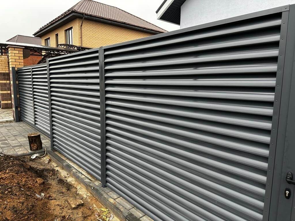 Забор-жалюзи из ламелей Еврожалюзи 28м RAL7024/7024 Серый Графит двусторонний фото 2 в Туркестане