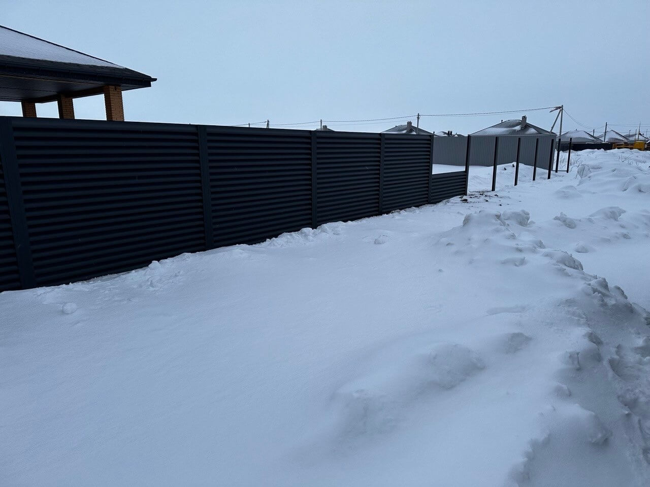 Забор-жалюзи из ламелей еврожалюзи 57м RAL7024 Серый Графит МАТТЕ фото 6 в Туркестане