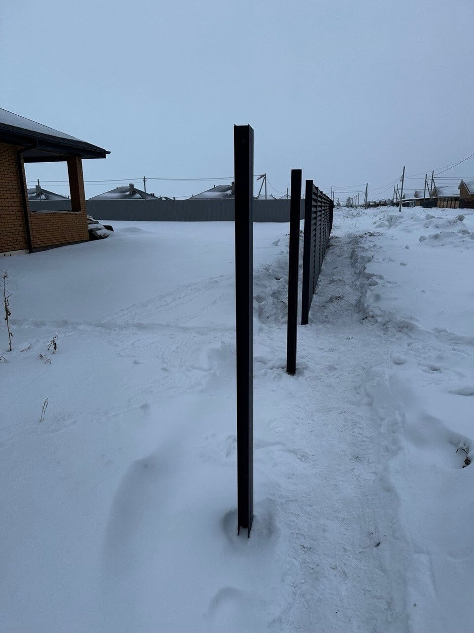 Забор-жалюзи из ламелей еврожалюзи 57м RAL7024 Серый Графит МАТТЕ фото 5 в Туркестане