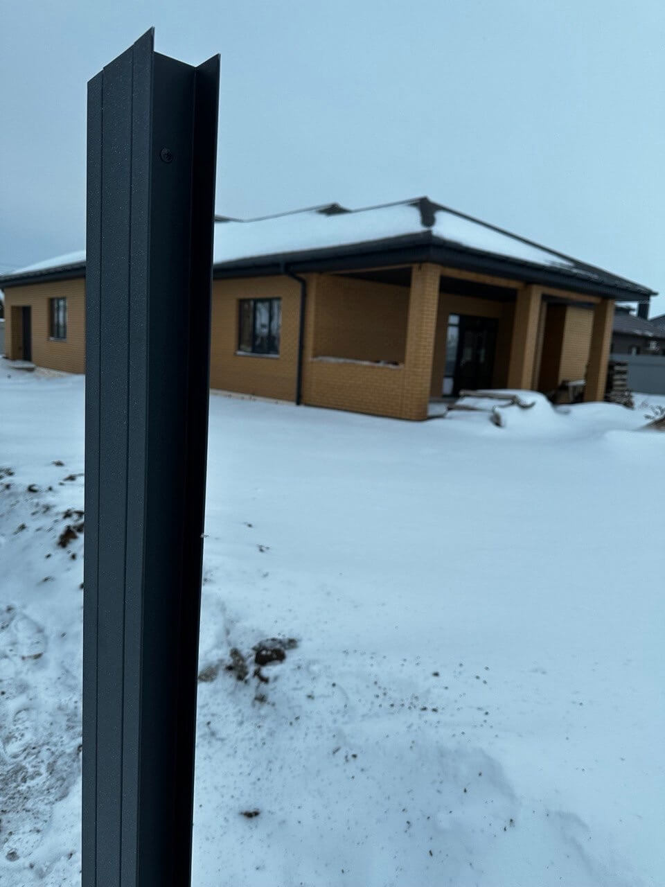 Забор-жалюзи из ламелей еврожалюзи 57м RAL7024 Серый Графит МАТТЕ фото 3 в Туркестане