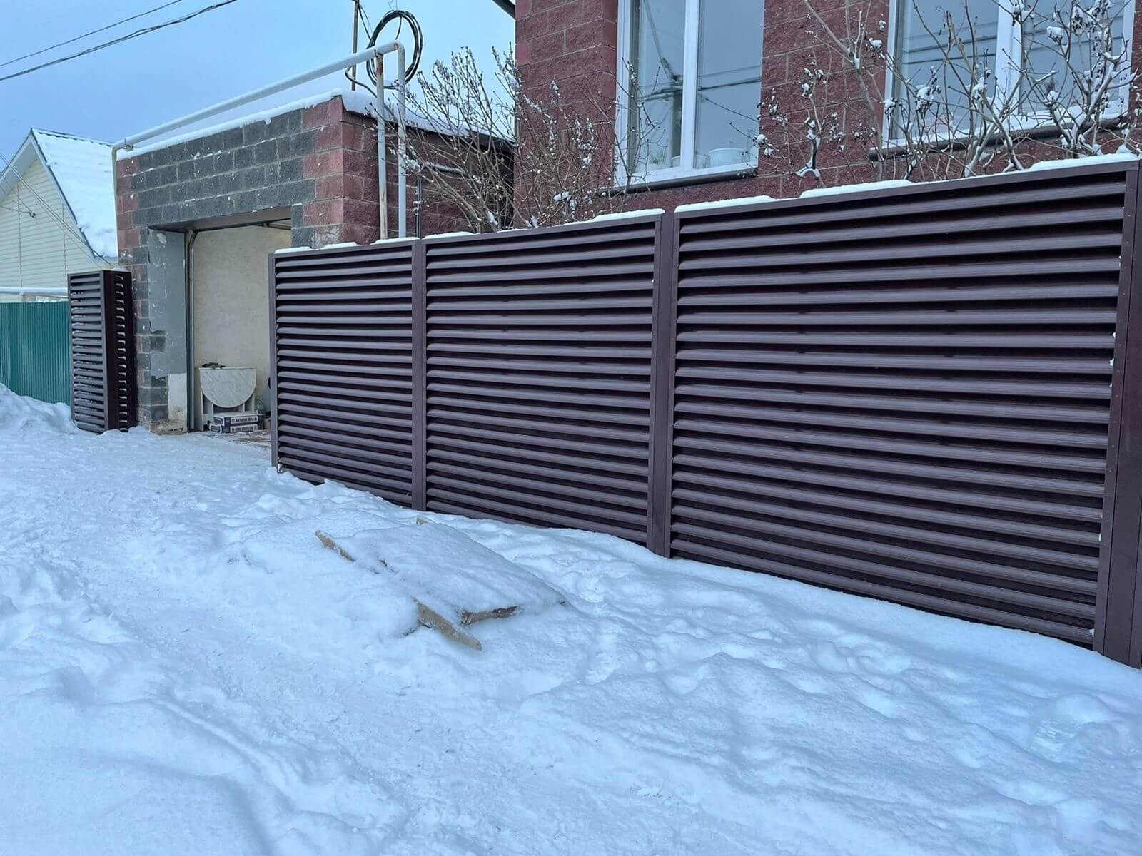 Забор из ламелей еврожалюзи 38м RAL8017/8017 Шоколад двусторонний фото 5 в Туркестане