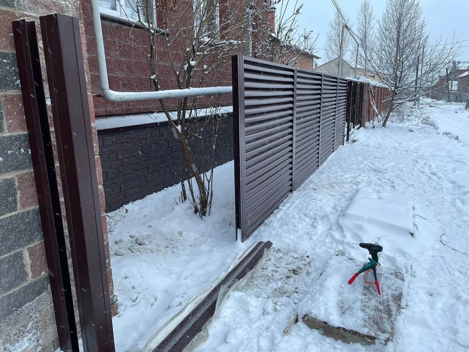 Забор из ламелей еврожалюзи 38м RAL8017/8017 Шоколад двусторонний фото 4 в Туркестане