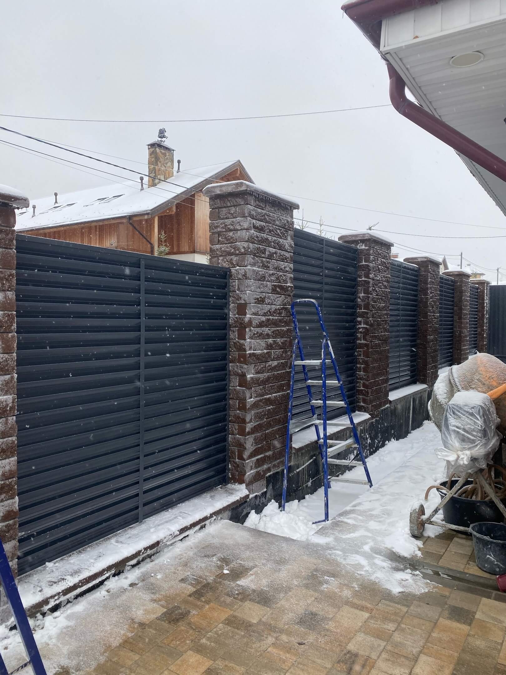 Забор-жалюзи из ламелей ЭКО-Z 44м RAL7024/7024 Серый Графит двусторонний фото 3 в Туркестане