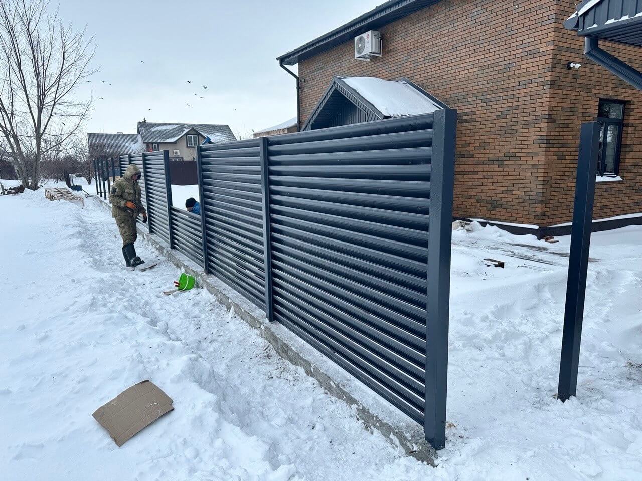 Забор-жалюзи из ламелей Еврожалюзи 32м RAL7024/7024 Серый Графит двусторонний фото 2 в Туркестане