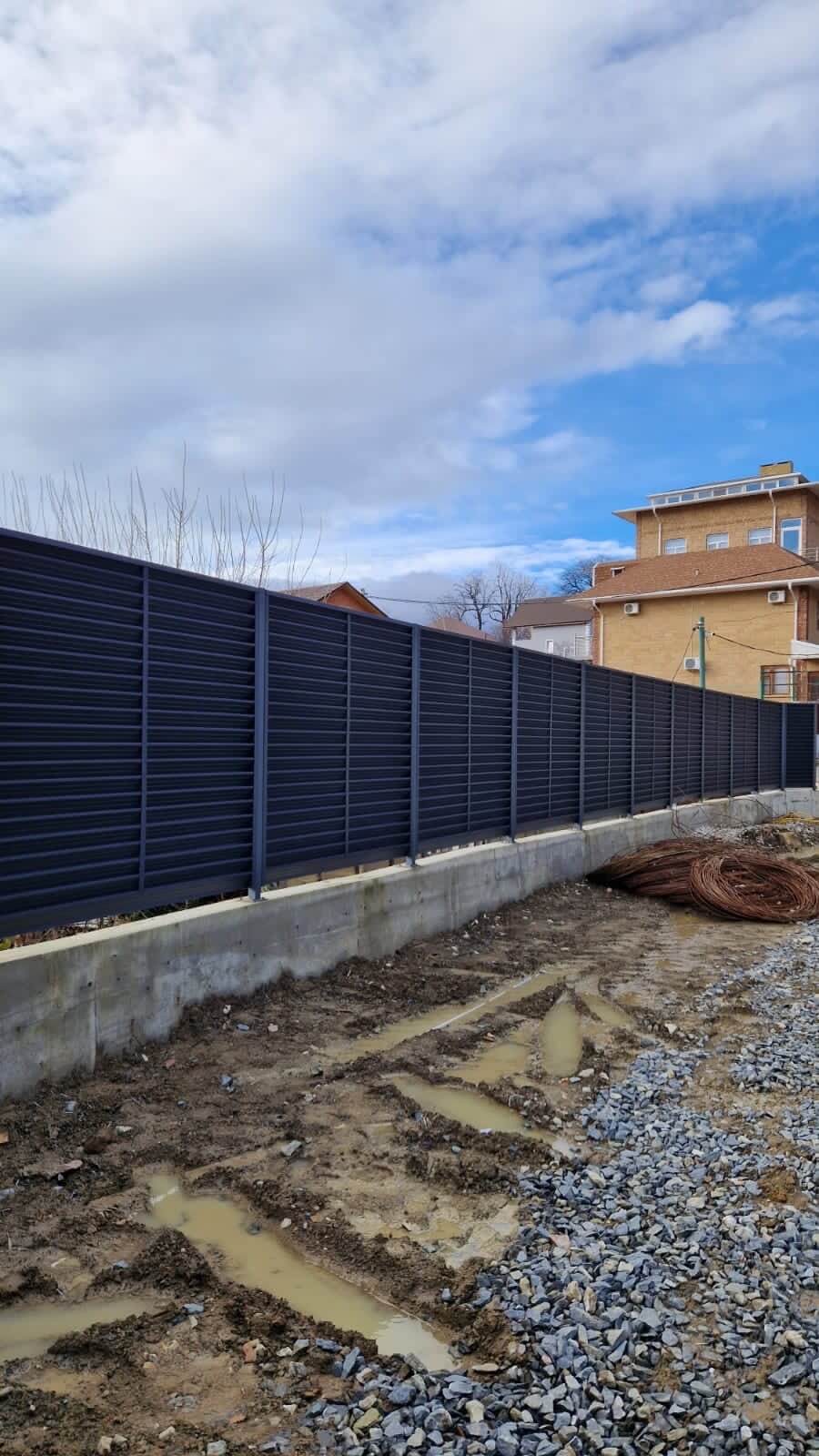 Забор-жалюзи из ламелей ЭКО-Z усиленных 87м RAL7024 Серый Графит матовый фото 6 в Туркестане
