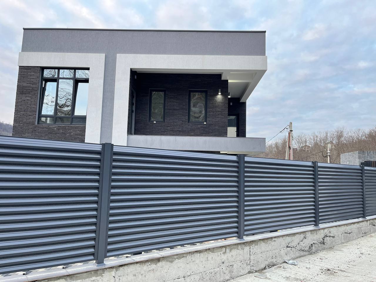 Забор-жалюзи из ламелей ЭКО-Z усиленных RAL7024/7024 Серый Графит двусторонний в Туркестане