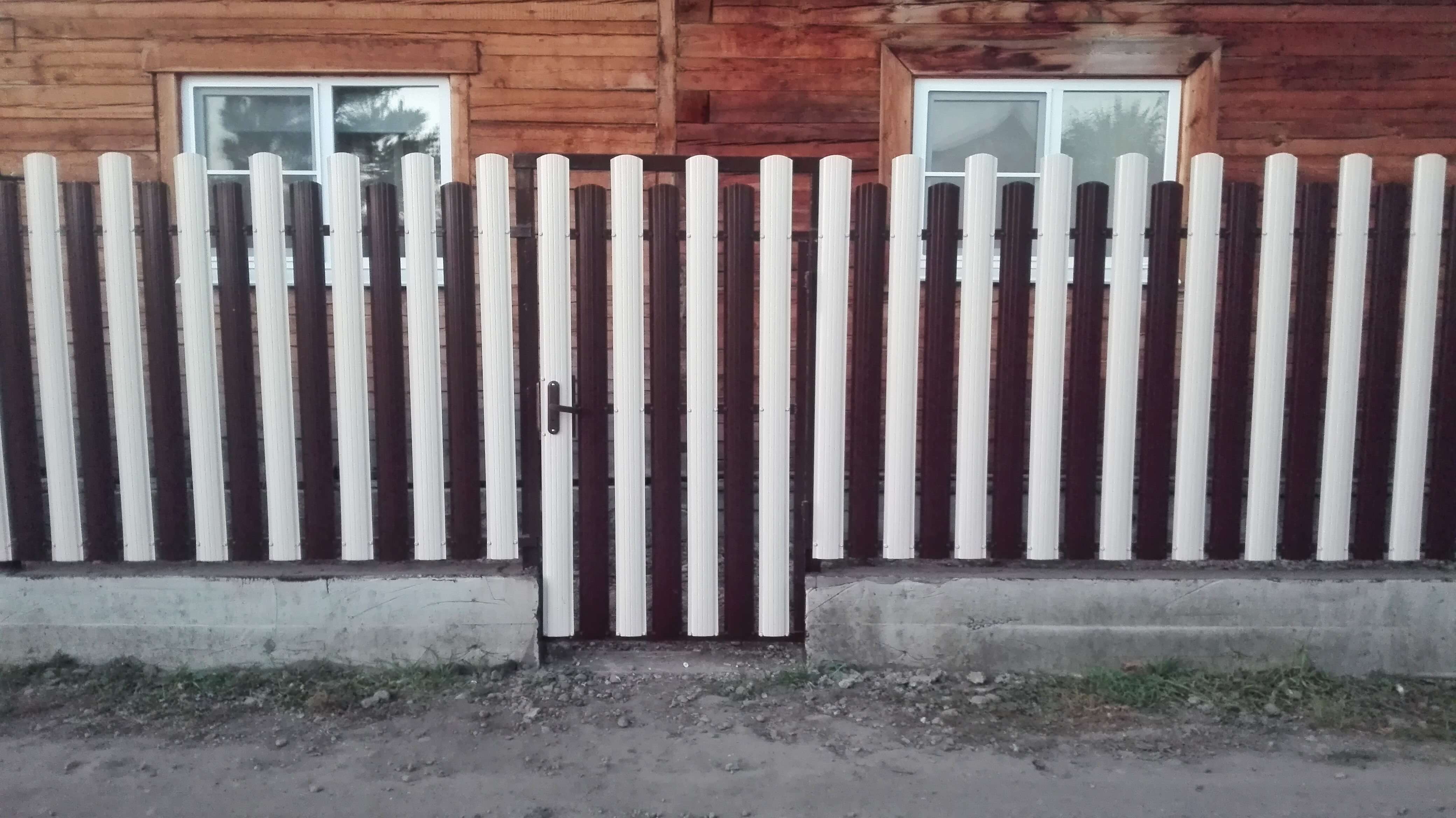 Двухцветный забор из евроштакетника 14м RAL8017 Шоколад + RAL9003 Белый в Туркестане