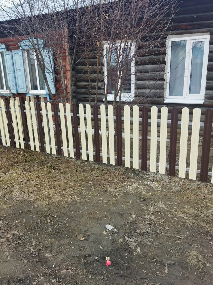 Забор из штакетника ЭКО-М 12м RAL1015/1015 Слоновая Кость двусторонний, RAL8017/8017 Шоколад двусторонний в Туркестане