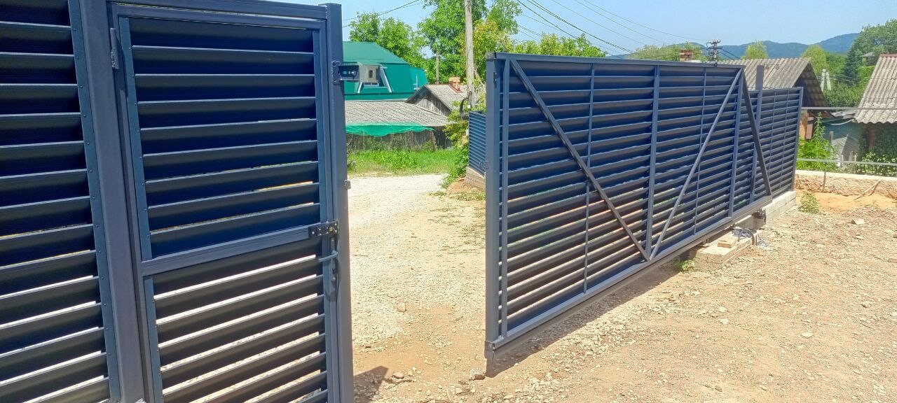Забор-жалюзи из ламелей Еврожалюзи 53м RAL7024 Серый Графит МАТТЕ фото 16 в Туркестане