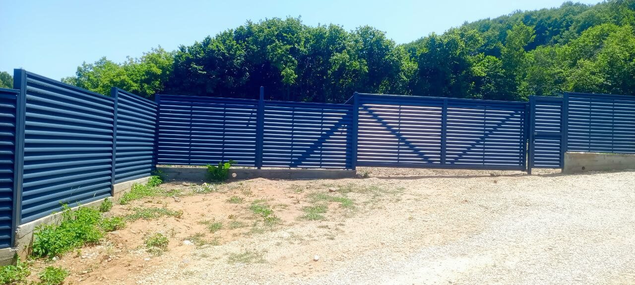 Забор-жалюзи из ламелей Еврожалюзи 53м RAL7024 Серый Графит МАТТЕ фото 7 в Туркестане