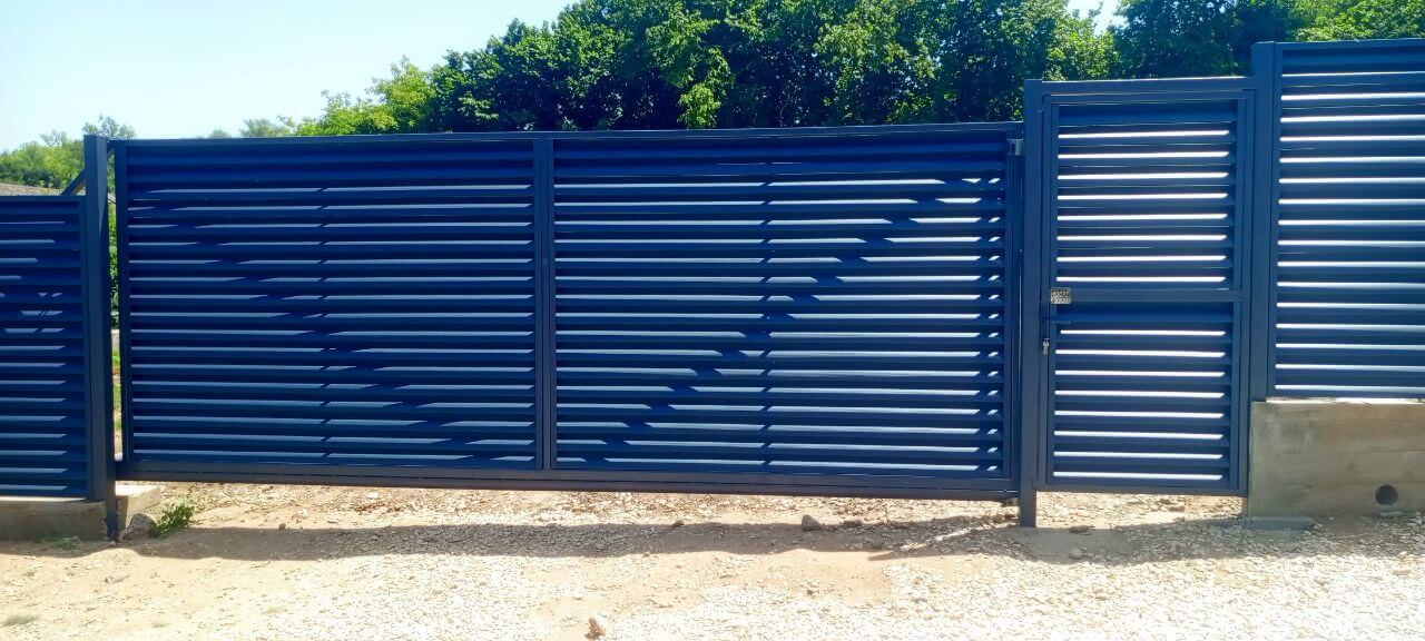 Забор-жалюзи из ламелей Еврожалюзи 53м RAL7024 Серый Графит МАТТЕ фото 5 в Туркестане