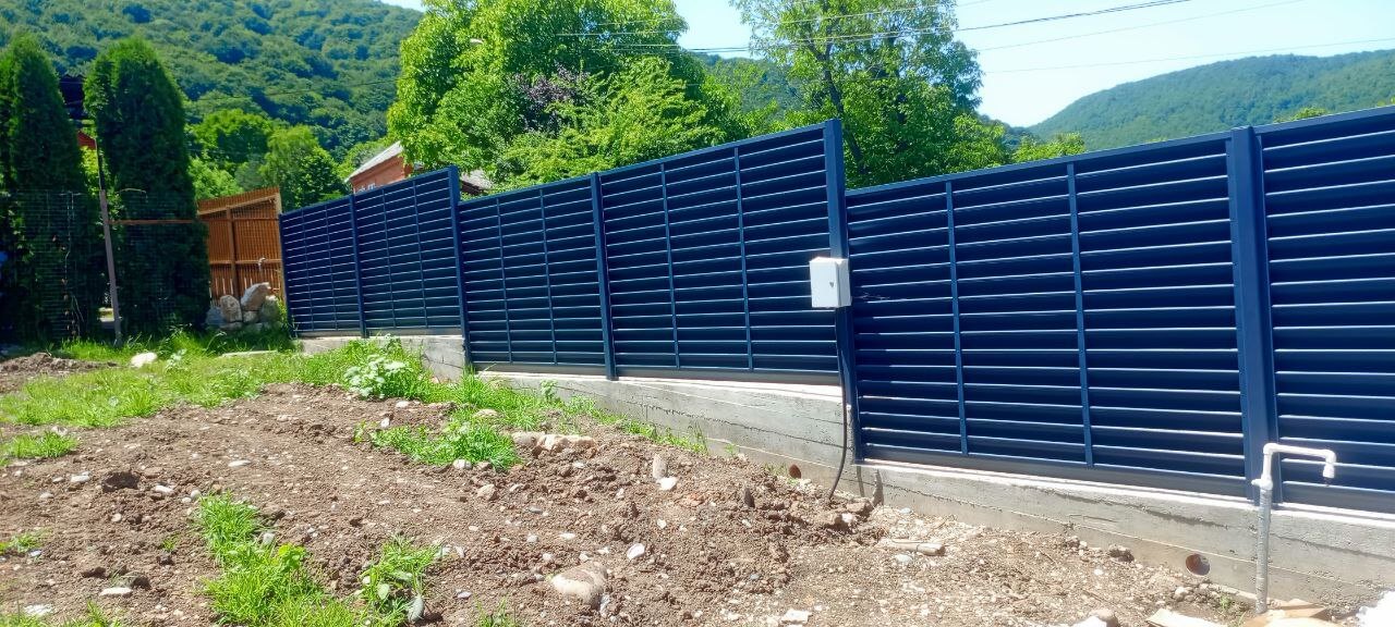 Забор-жалюзи из ламелей Еврожалюзи 53м RAL7024 Серый Графит МАТТЕ фото 3 в Туркестане