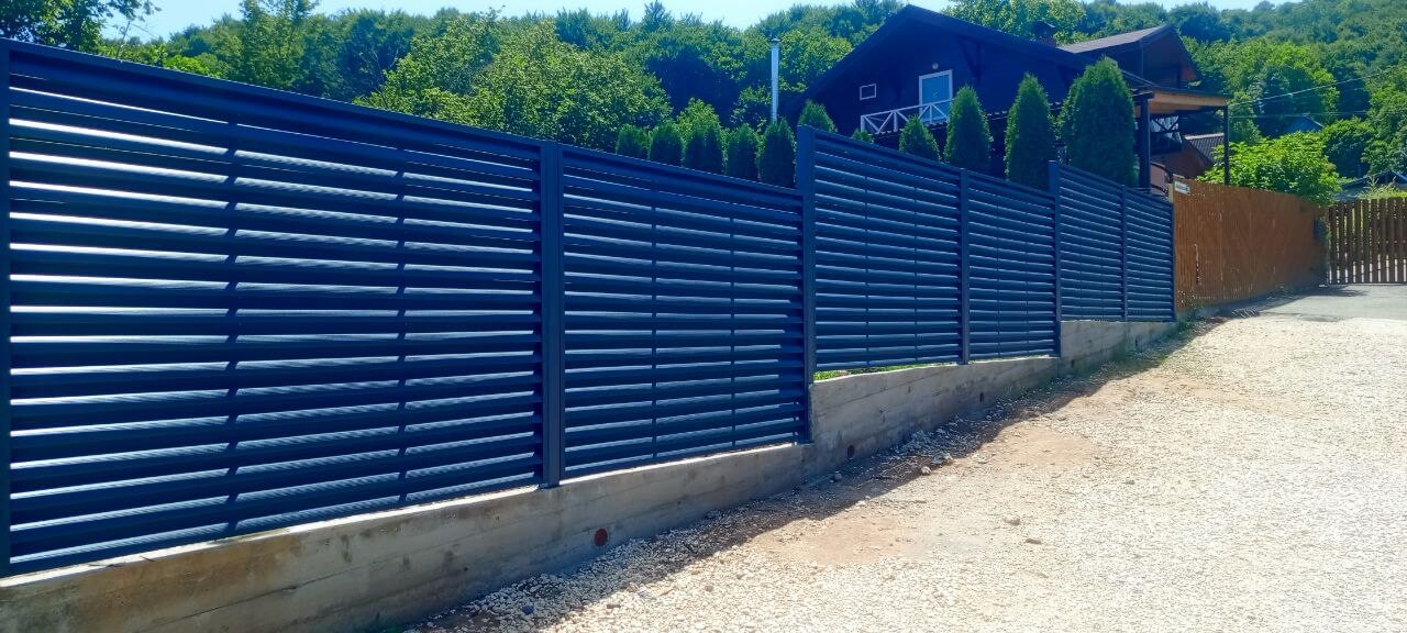 Забор-жалюзи из ламелей Еврожалюзи 53м RAL7024 Серый Графит МАТТЕ фото 12 в Туркестане