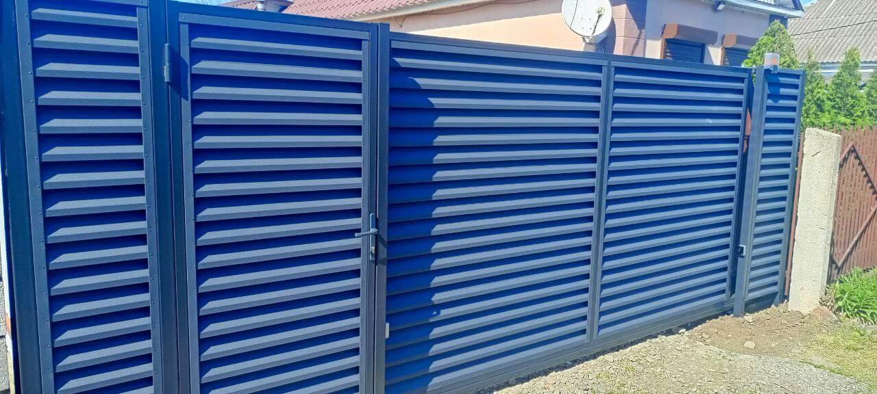 Забор-жалюзи из ламелей Еврожалюзи 53м RAL7024 Серый Графит МАТТЕ фото 10 в Туркестане