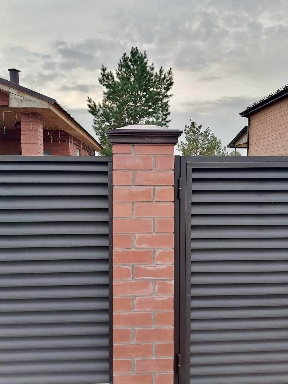 Забор-жалюзи из ламелей Еврожалюзи 38м RAL8019 Темный Шоколад МАТТЕ фото 2 в Туркестане