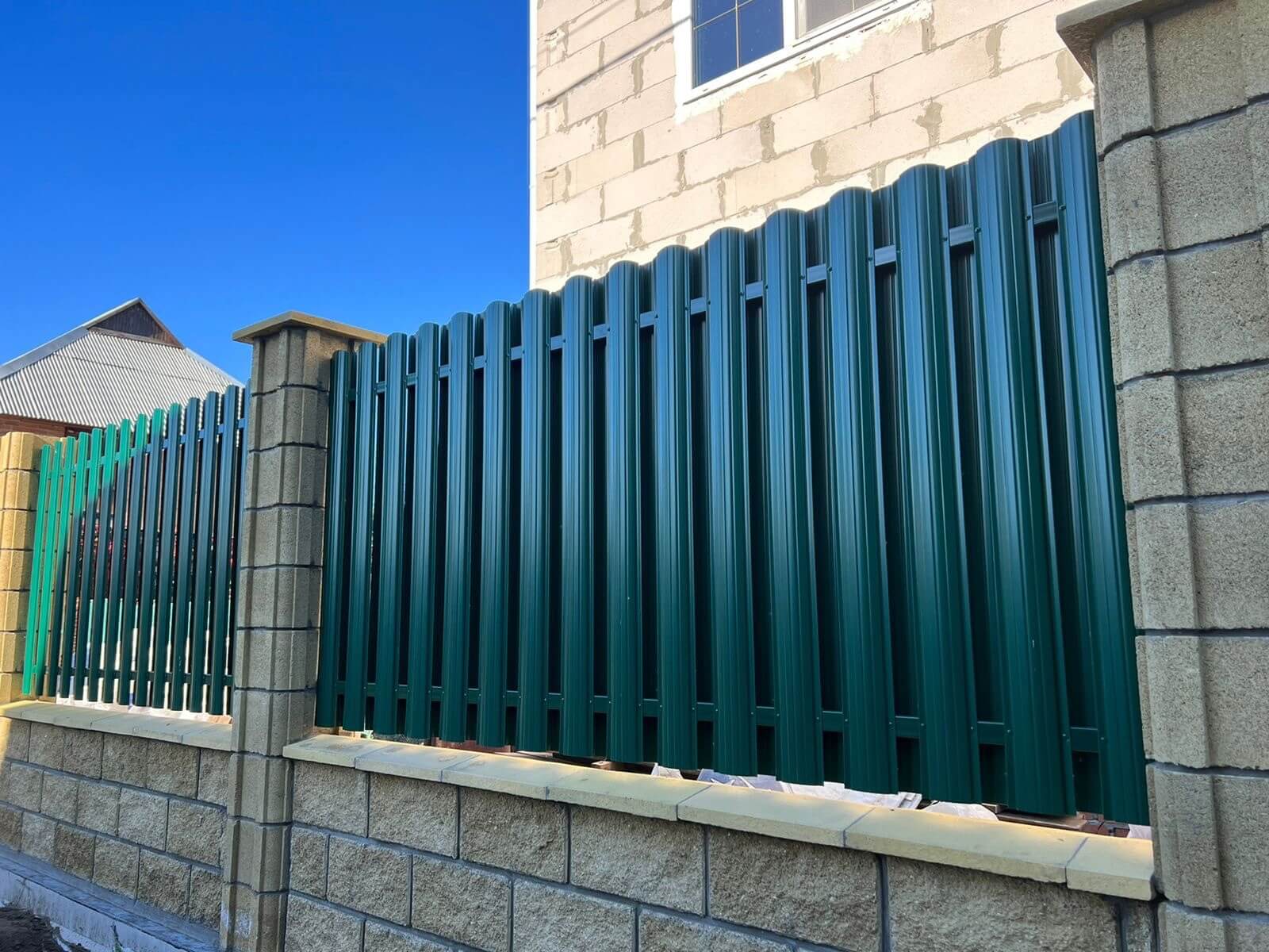 Забор из евроштакетника 22м RAL6005/6005 Зеленый Мох двусторонний фото 7 в Туркестане