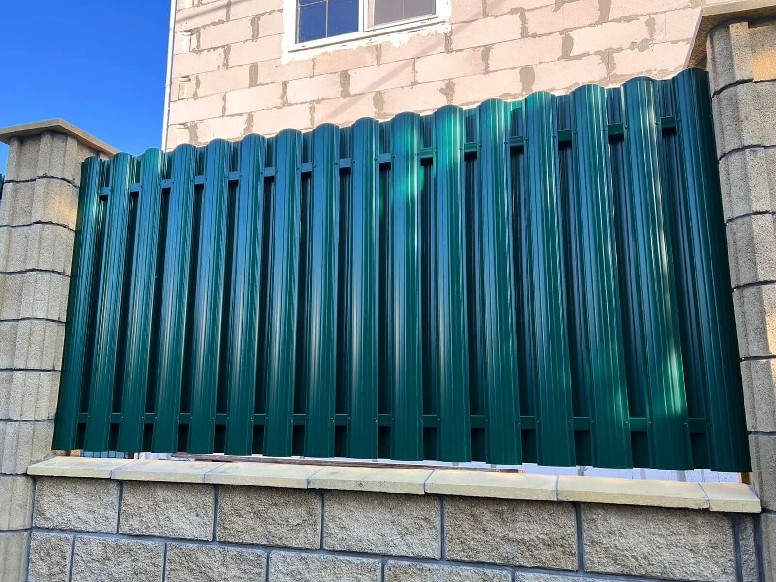 Забор из евроштакетника 22м RAL6005/6005 Зеленый Мох двусторонний фото 2 в Туркестане