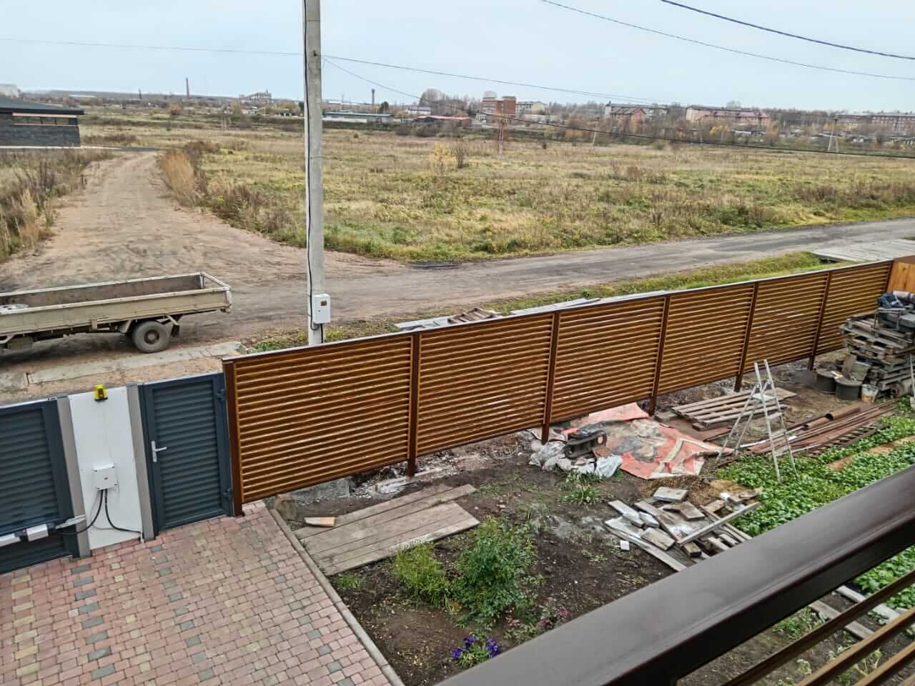 Забор-жалюзи 12м + балконное ограждение из ламелей Еврожалюзи Орех Миланский 3D Принтек фото 2 в Туркестане