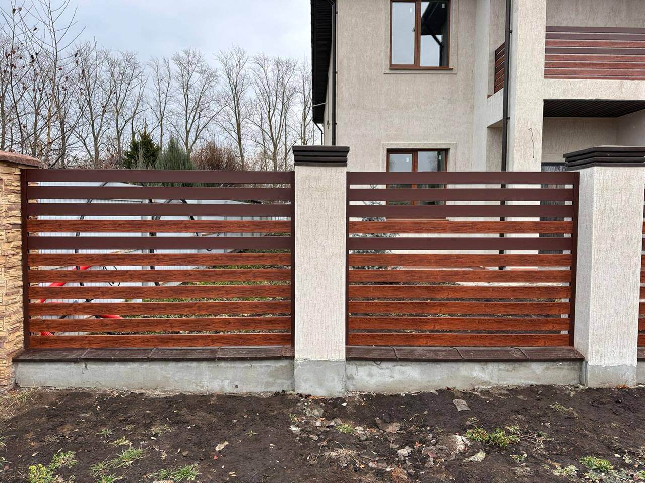 Забор-ранчо из металлопланкена 10м RAL8017 Шоколад МАТТЕ + Темное Дерево (Printech) фото 4 в Туркестане