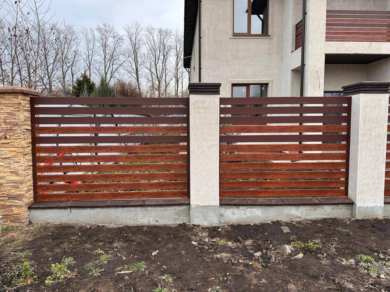 Забор-ранчо из металлопланкена 10м RAL8017 Шоколад МАТТЕ + Темное Дерево (Printech) фото 2 в Туркестане