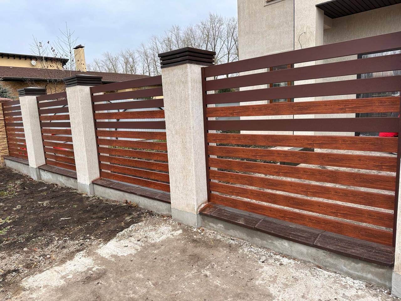 Забор-ранчо из металлопланкена 10м RAL8017 Шоколад МАТТЕ + Темное Дерево (Printech) в Туркестане