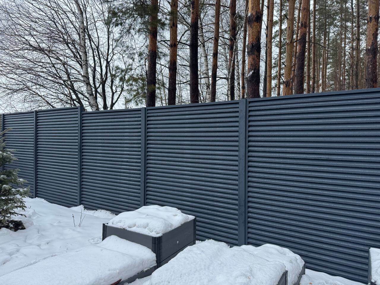 Забор-жалюзи из ламелей ЭКО-Z-US 54м RAL7024/7024 Серый Графит двусторонний МАТТЕ фото 3 в Туркестане